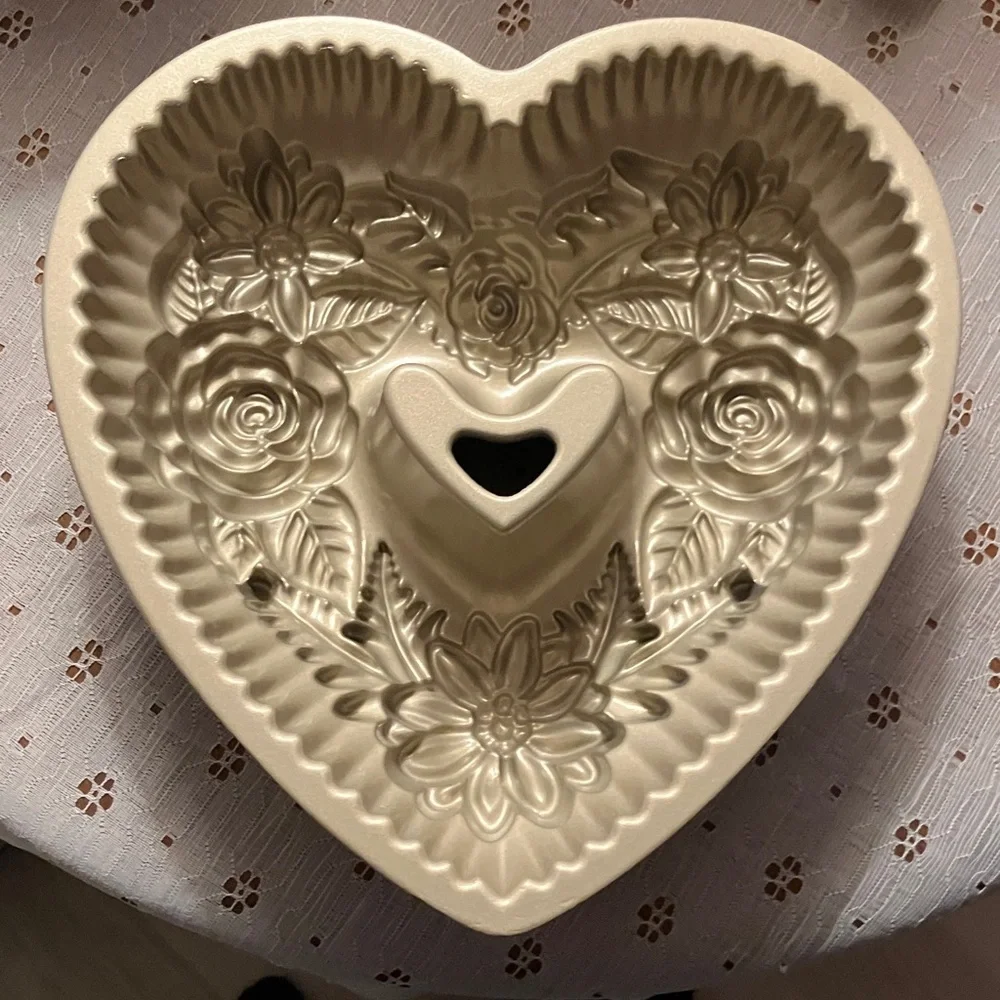 Williams Sonoma Floral Heart Cake Pan - Cream